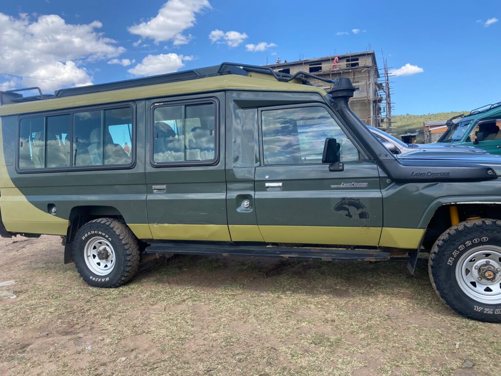 closed body land cruiser rental in masai mara