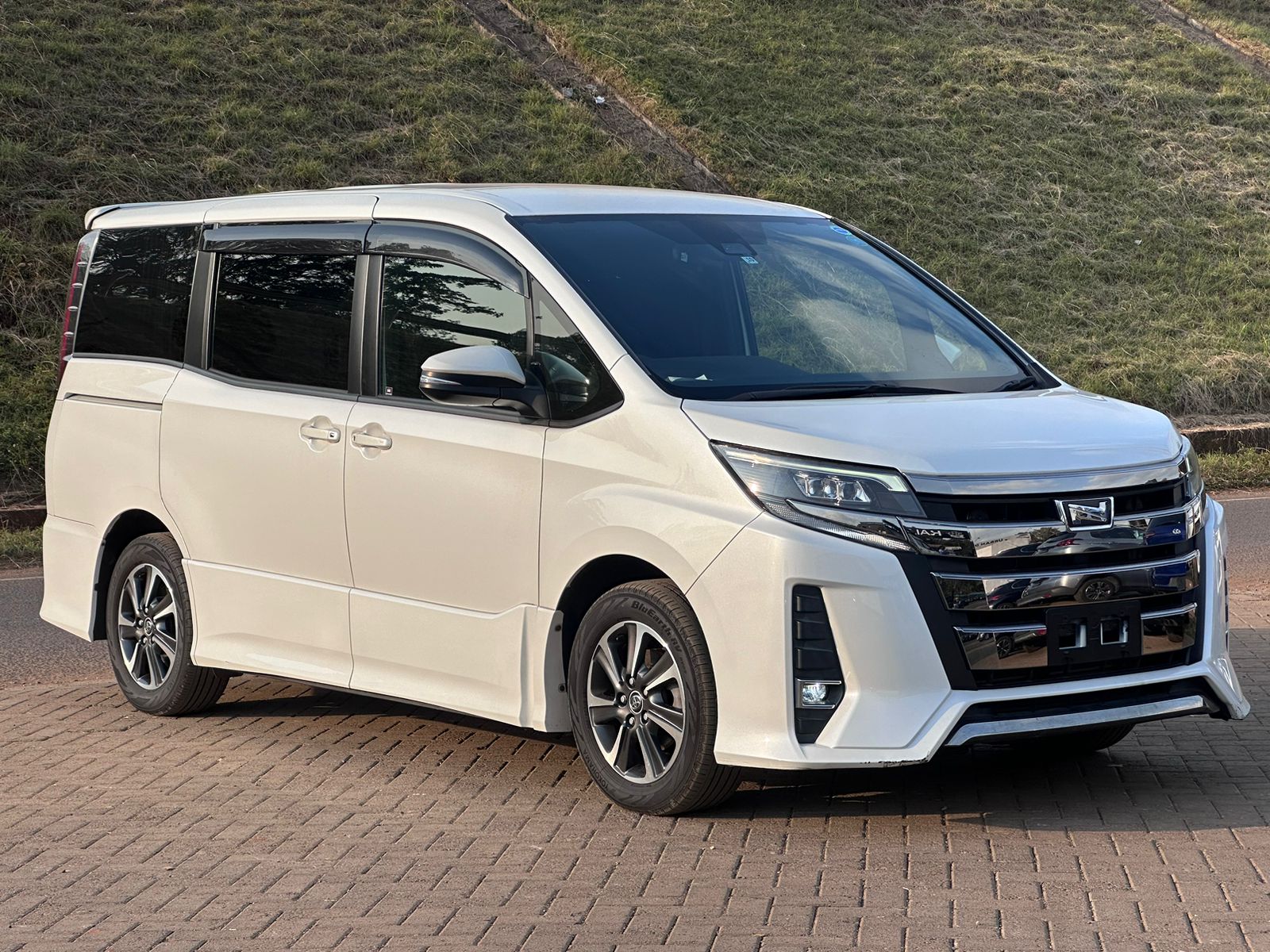 toyota noah minivan for hire nairobi to masai mara transfer rental transport road
